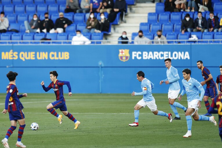 イビサのマークを振り切り、攻撃に関与する安部©Daisuke Nakashima