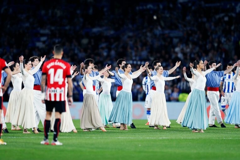 「“クボの疑惑PK”を写真で見ると」「日本代表ユニの少年も」ダービー熱狂のゴラッソ…映像で伝わりきらない“MVP久保建英”の英雄ぶり(24)