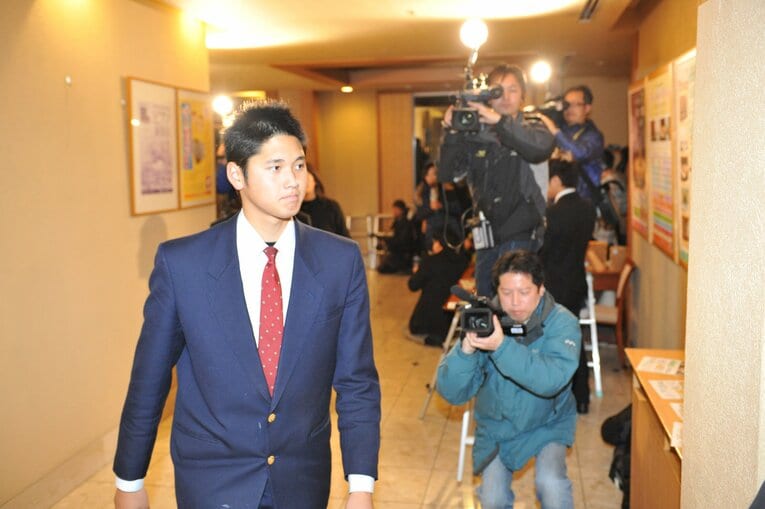 日本ハムの入団交渉に臨む高校時代の大谷　©BUNGEISHUNJU