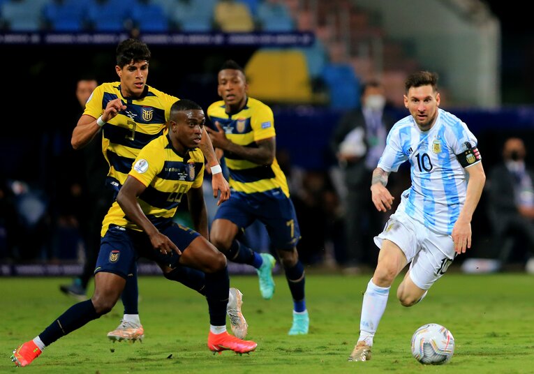 相変わらずの徹底マークを受けてもメッシは好調だ©GettyImages