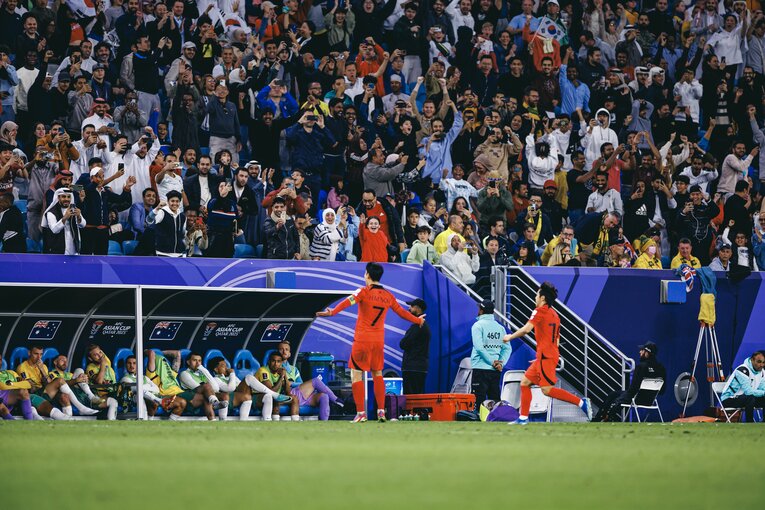 オーストラリア戦でソン・フンミンが決めた劇的FK弾では、イ・ガンインが真っ先に駆け寄っていたが…　©︎Kiichi Matsumoto