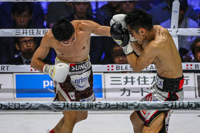 西田のガードの隙間からパンチを打ち込み顔面にヒットさせる中谷　©︎Takuya Sugiyama