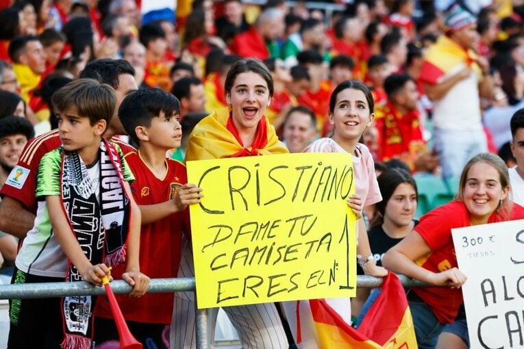 “日本代表が狙うべきスペインの急所”はどこ？ ブスケッツやアセンシオ健在、17歳ガビ急成長で分厚すぎる選手層だが…〈撮影者の証言〉(5)