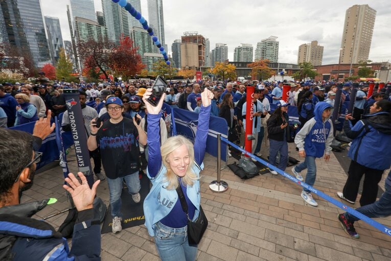 冬の装いのブルージェイズファンが多勢の中、LA推しや“半袖の猛者”も　©Getty Images