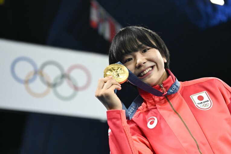 金メダルを手にポーズを決める藤波朱理　©Asami Enomoto/JMPA