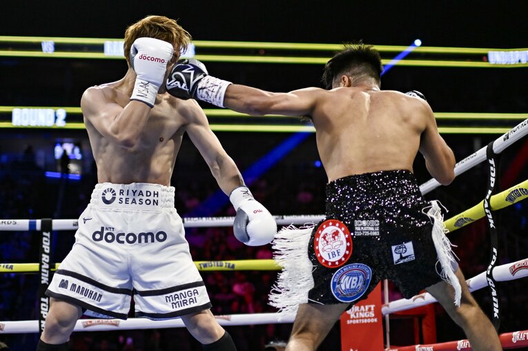 2ラウンド、カルデナスの左フックが井上を顔面をとらえる　©︎Hiroaki Finito Yamaguchi