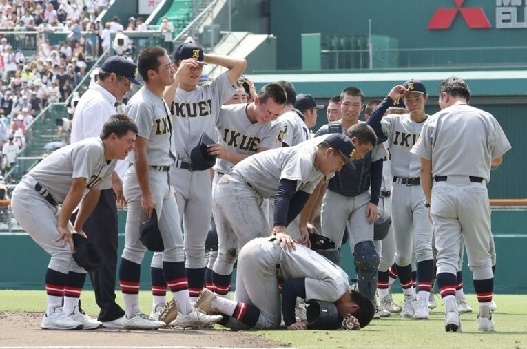 沖縄尚学に敗れ、泣き崩れる仙台育英ナイン　©JIJI PRESS