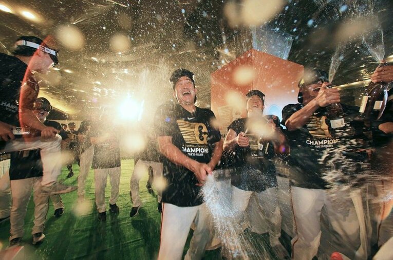 4年ぶりのリーグ優勝を飾った読売ジャイアンツ。ビールかけでは復活した菅野智之らが大喜び ／ photograph by JIJI PRESS