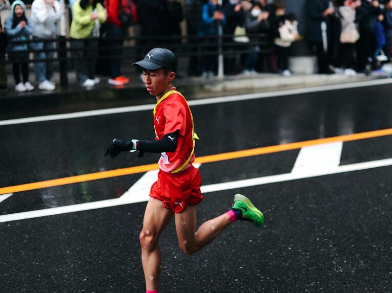 雨中の5区、タイムを確認しながら力走する山本　©Yuki Suenaga