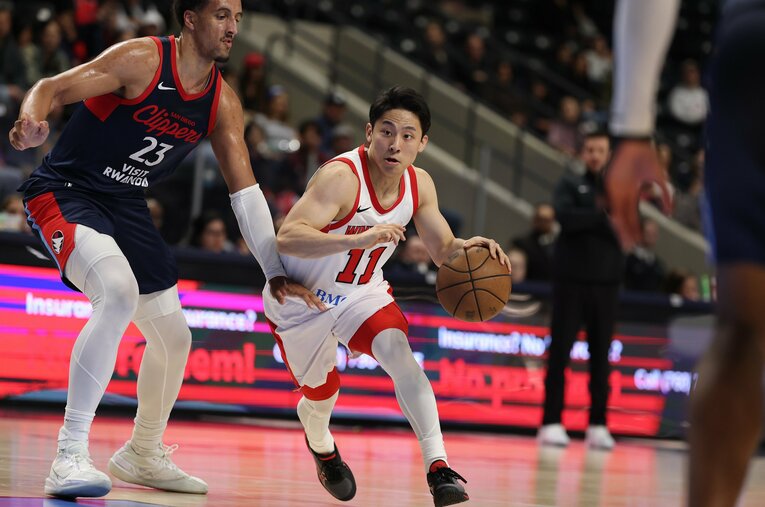 98日ぶりにコートに戻ってきた河村勇輝（24歳）。短い時間ながら存在感を発揮した ／ photograph by Kiyoshi Mio