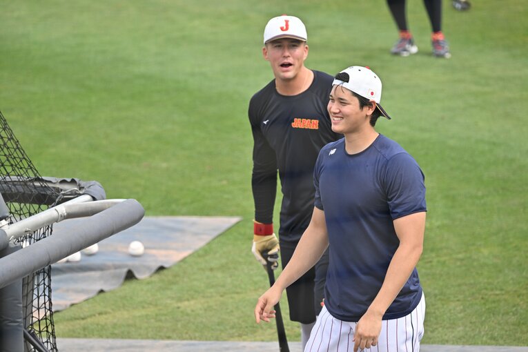 ヌートバーと談笑する大谷　©Naoya Sanuki