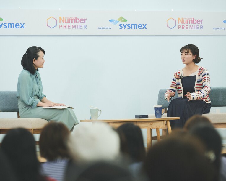 ライターの野口さんと息のあったトークを披露。関西人ならではの笑わせる力も発揮　©︎Yuki Suenaga