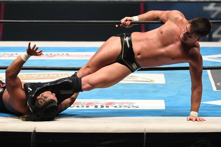 足の先だけで鷹木信悟の首を絞め上げる