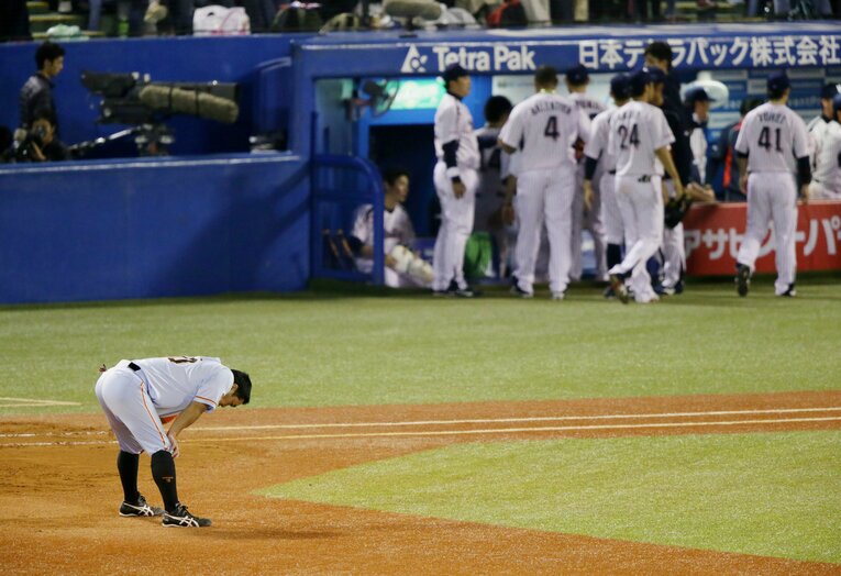 2015年、ヤクルトとのCSファイナルで併殺打に倒れガックリと項垂れる阿部　©︎JIJI PRESS