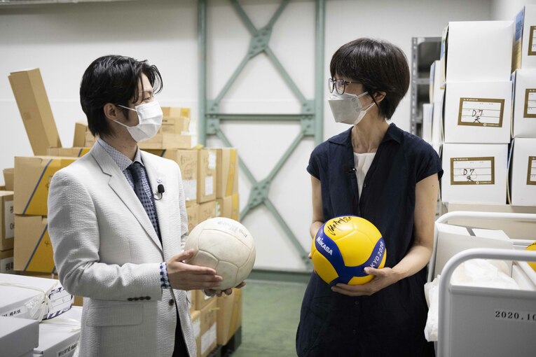 1964年と2021年東京五輪で使用されたバレーボール。1964年のモデルを手に「軽やかですね～」と感想を述べた　©Asami Enomoto