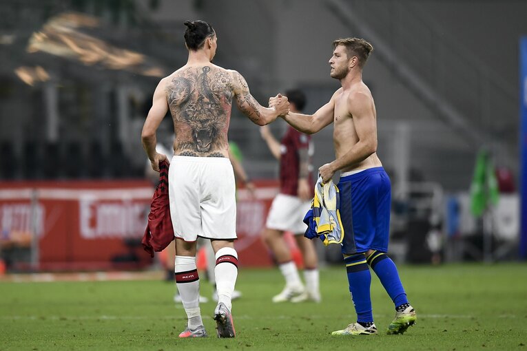 背中にはタトゥーが©Getty Images