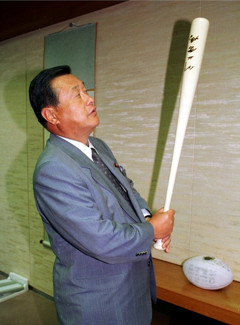 バットを構える森喜朗氏   (C)Sankei Shinbun