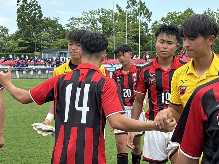 引き上げる仲間たちを鼓舞する高岡（14番）©︎Takahito Ando