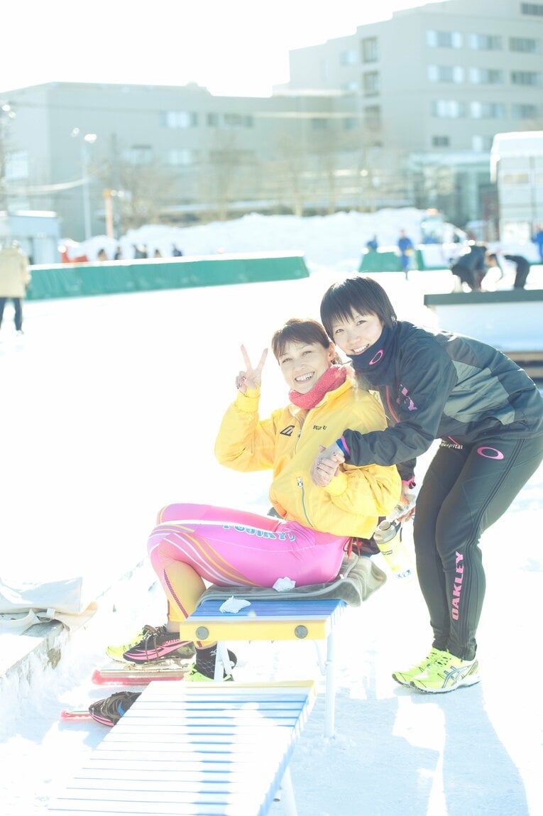 小平奈緒と岡崎朋美（2012年、山梨・富士吉田にて） ©Mami Yamada