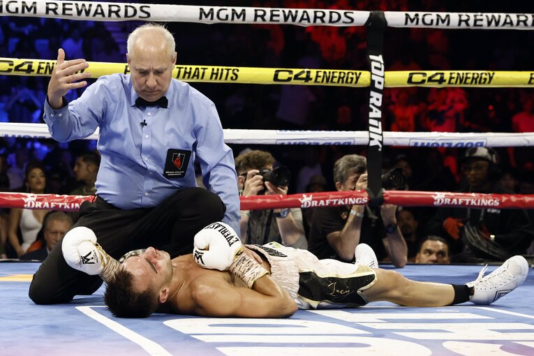 リングに横たわるアンドリュー・モロニー　©JIJI PRESS