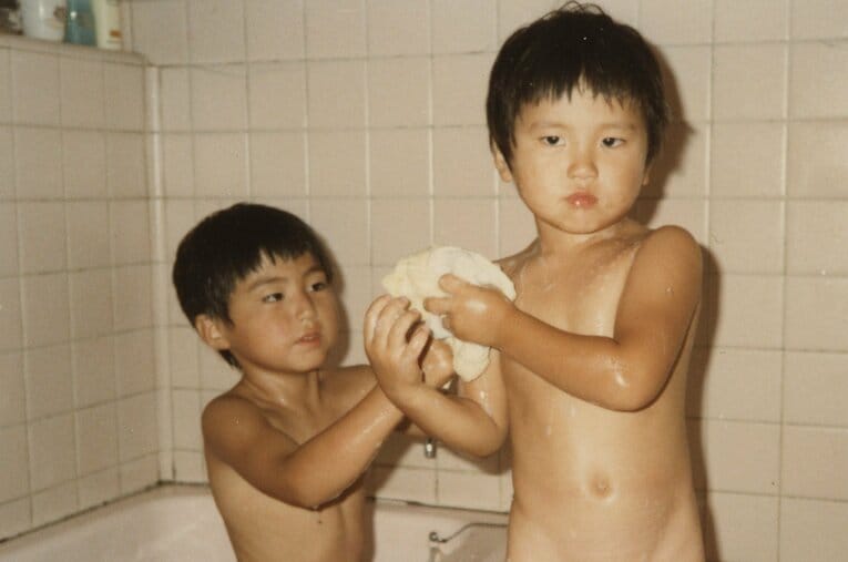 幼少期の大嶋兄弟（本人提供）