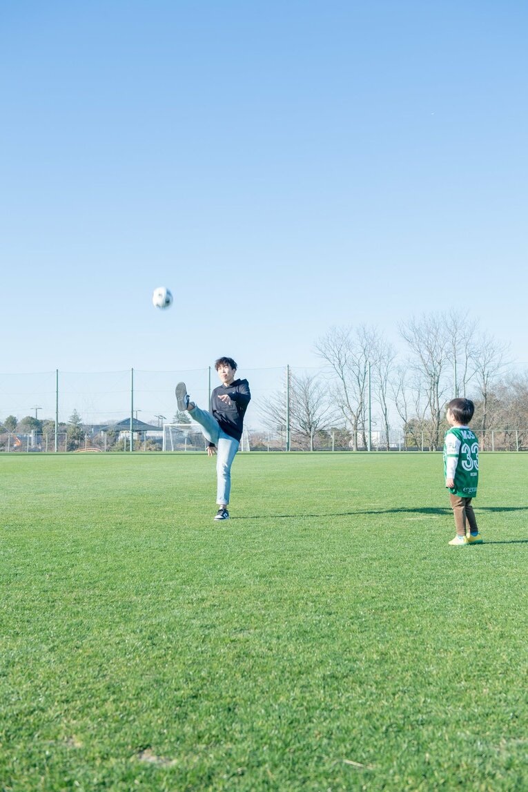 岩清水梓と愛息の“サッカー外遊び”（全9枚中の6枚目）　©Miki Sano