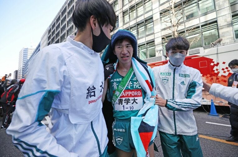 青学大は今年の卒業生が“史上最強世代”と呼ばれ、箱根駅伝のエントリーでも16名中9名が4年生だった。昨年の10区区間賞の中倉啓敦（中央）も競技を引退する意向 ／ photograph by JIJI PRESS