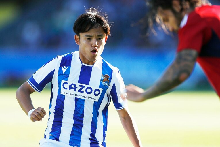 「クボは絶対フィットできる」現地ファンが期待… ソシエダ久保建英のユニ姿・力強さを日本人カメラマンがいち早く撮った〈子供に神対応〉(10)