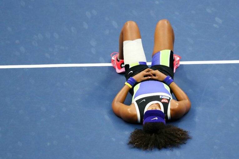 試合後、コートに寝転んだ。 ／ photograph by Getty Images