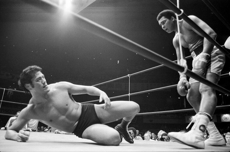 今から49年前、異種格闘技戦として実施されたボクシングヘビー級王者のモハメド・アリとプロレスラー・アントニオ猪木の一戦　©JIJI PRESS