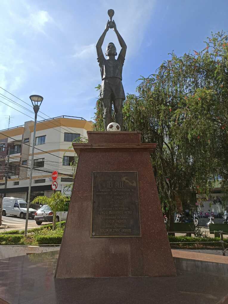 1970年に三度目の世界王者となった翌年、市内の広場に建てられたペレの銅像　©Hiroaki Sawada