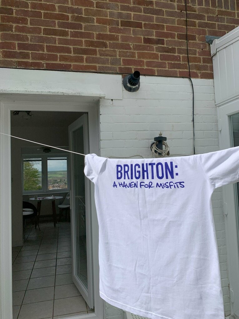 ブライトンのTシャツは何かとオシャレ　©Yoichi Igawa　