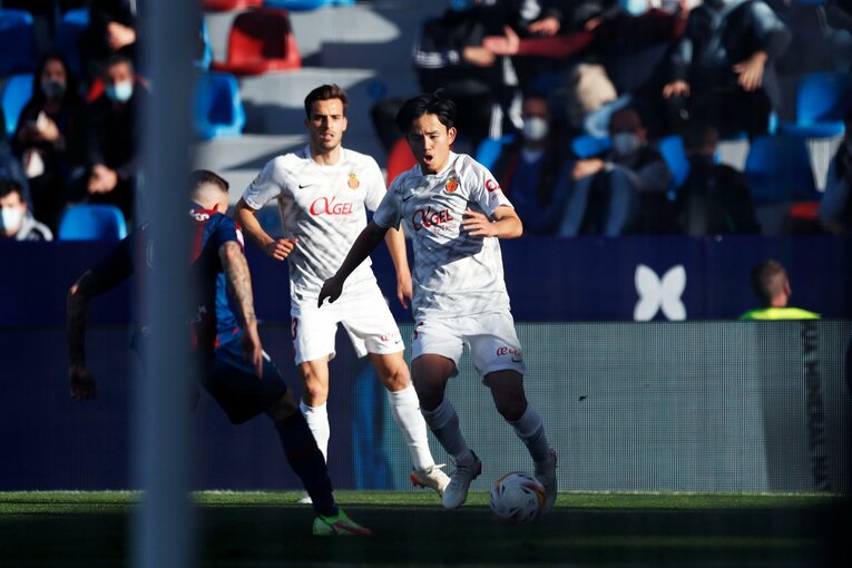 敵地の少年ファンから「KUBO！」と声が飛ぶ人気の中… 久保建英が“万全でなくても”フル出場で頼られた理由〈撮影者の視点〉(40)