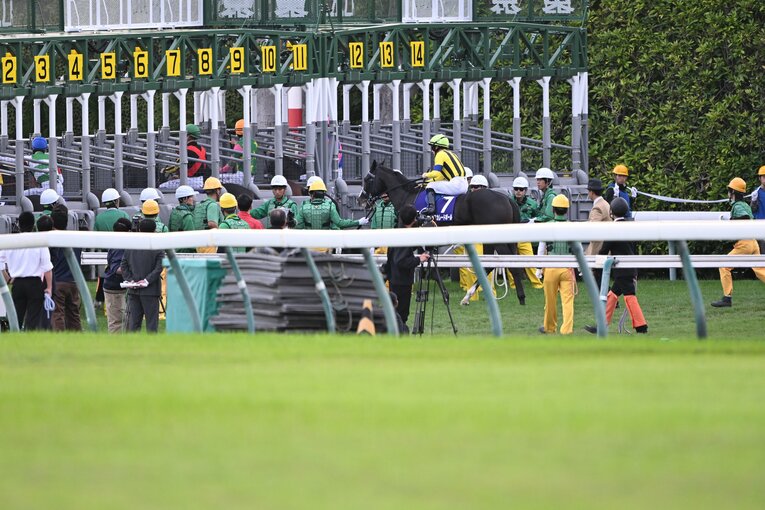 勢いをつけてゲート入りするマスカレードボール　©Keiji Ishikawa