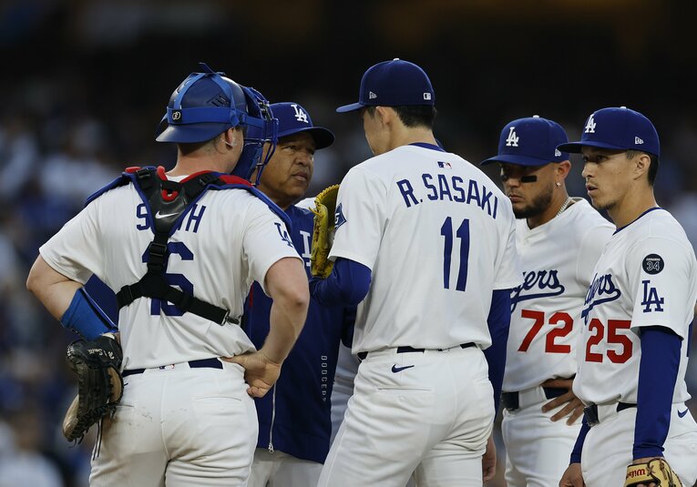 現地時間3月29日のタイガース戦。2回を持たずに降板する佐々木朗希にマウンドで語りかけるロバーツ監督　©Getty Images