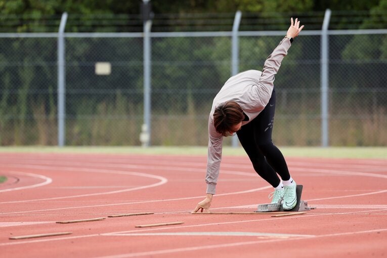 武器であるスタート練習をする青山　©Shigeki Yamamoto