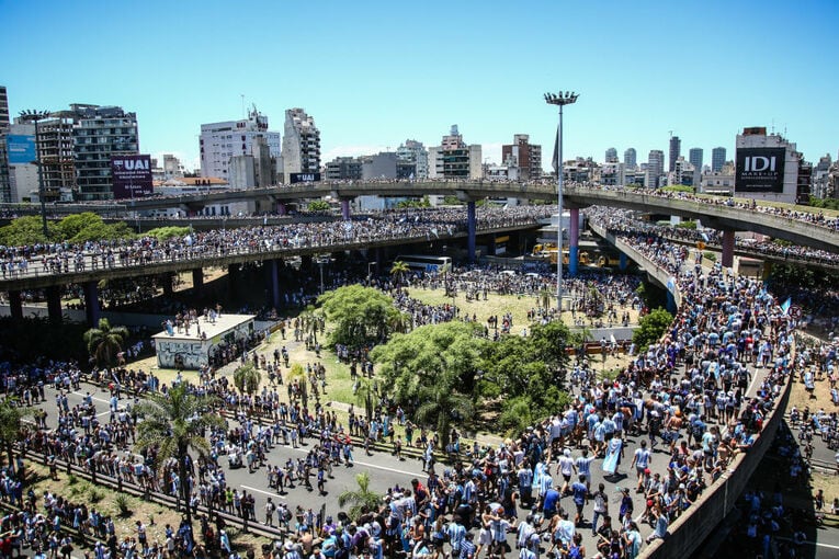 人々が歩いているのは“通行止めになっていないはず”の高速道路である　©Getty Images