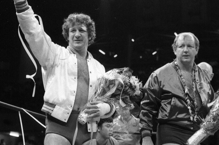 1983年8月31日、蔵前国技館でのラストマッチで大声援に応えるテリー・ファンク ／ photograph by KYODO