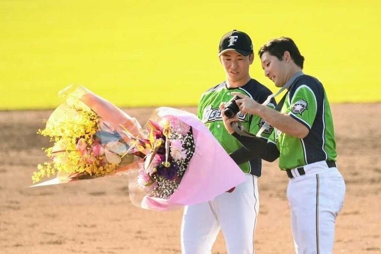 撮影した写真を斎藤に見せる杉谷（写真は本人提供）