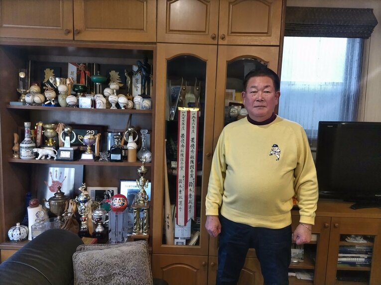 中日OB、鈴木孝政さん（70歳）。取材時、星野仙一とのゴルフコンペでもらったトレーナーを着用。胸のワッペンには星野が描かれている ©Makoto Okano