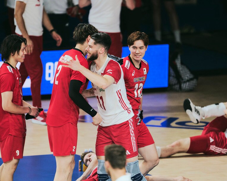 来季からサントリーに加入するアレクサンデル・シリフカ。同僚になる大宅真樹、小野寺太志、高橋藍とハグ（VNLポーランド戦）　©︎Yuki Suenaga