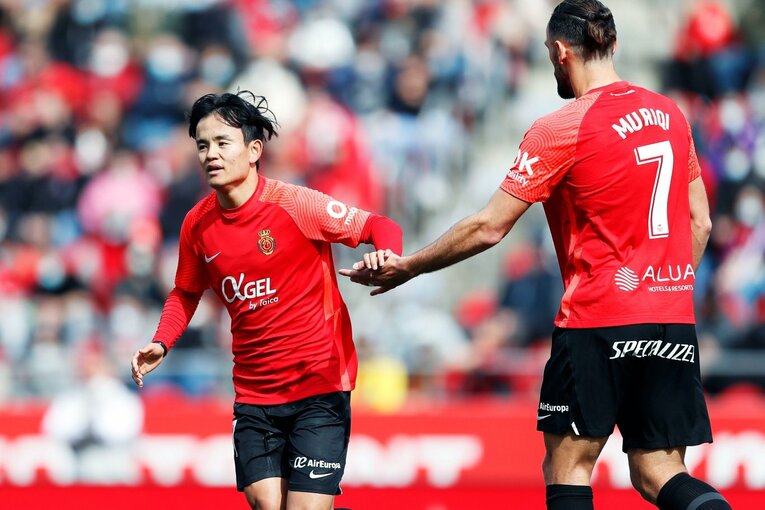 久保建英が“不可解判定”に怒った！ ラフプレーに抗議→イエローも…「バモス！クボ」とファンが信頼する理由〈撮影者の視点〉(13)