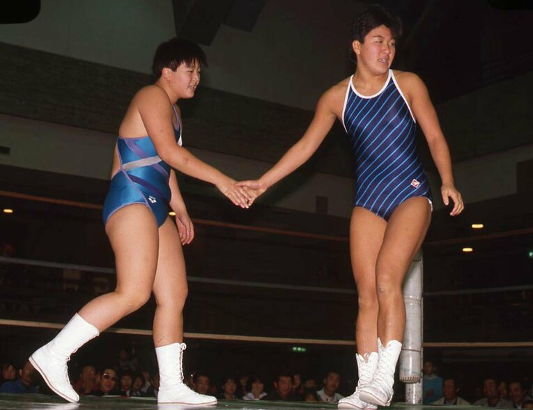 新人時代の堀田祐美子（左）と宇野久子（現・北斗晶）　©東京スポーツ新聞社