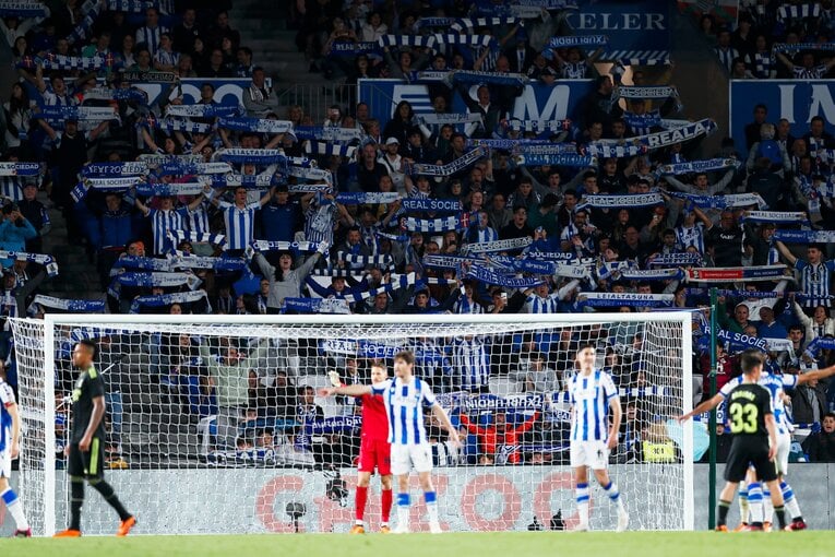 「久保建英がスペイン紙の一面に！」子供サポ「タケが決めるよ」予言通りマドリーを圧倒“ソシエダの熱狂”は翌日も…カメラマンは見た(41)