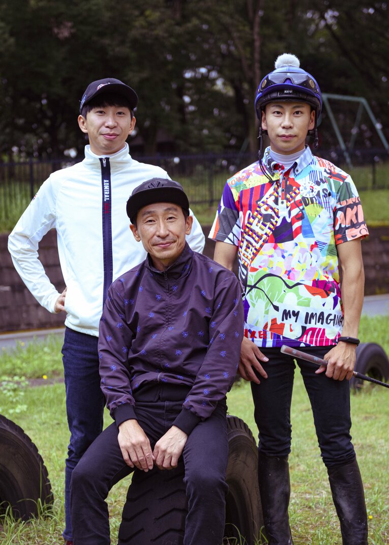 父・典弘と和生（左）、弟の武史の家族ショット　©Takuya Sugiyama