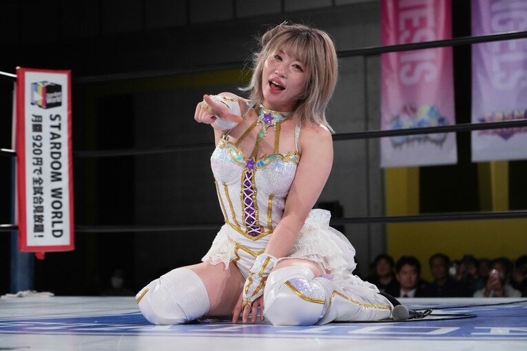 ファンにポーズをとる中野たむ　©Essei Hara