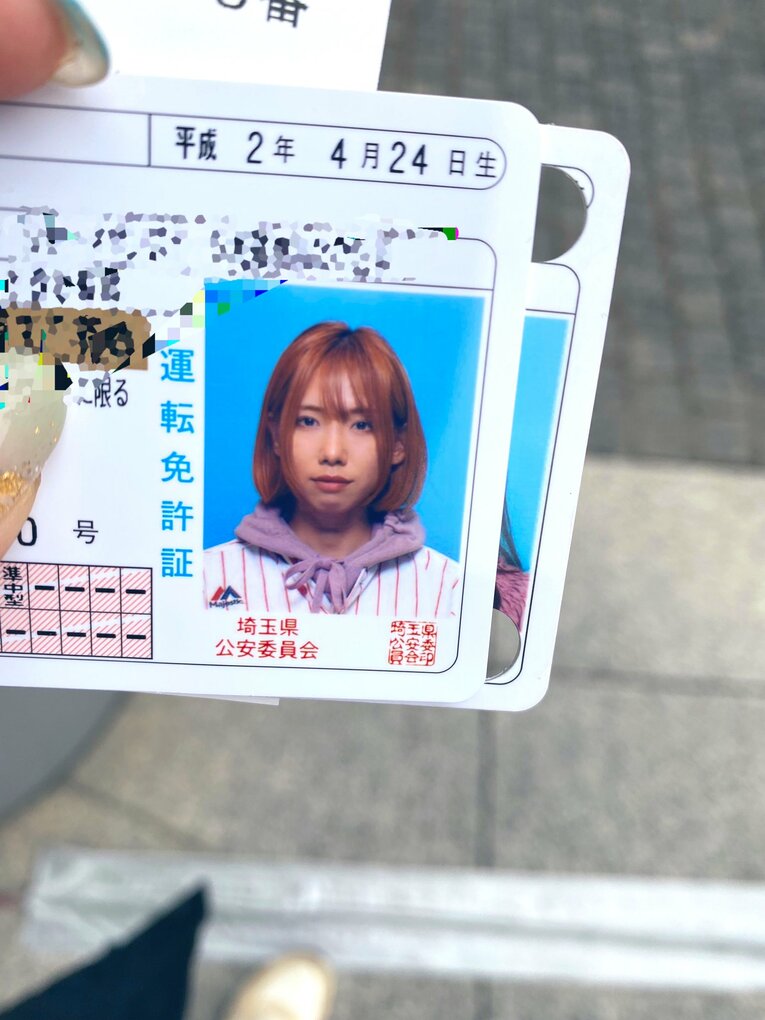 ヤクルト好きがこうじて、免許証の写真撮影もヤクルトユニで　写真は本人Twitterより