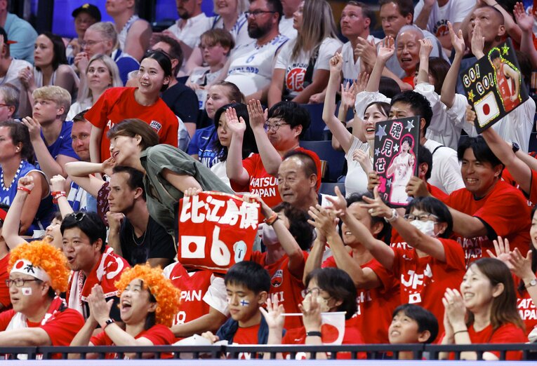 欧州相手に初勝利を挙げたフィンランド戦の観客席には馬場選手の女優妻とあの芸能人も…　©KYODO