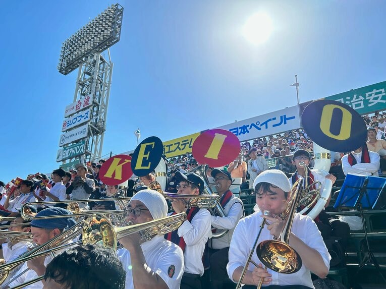 大勢のOBが駆けつけ、すさまじい音圧の慶応アルプス　©Yukiko Umetsu
