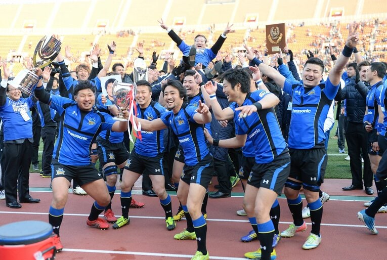 日本選手権で東芝を破り、北川智規（中央）を中心に大盛り上がりのパナソニック（2014年3月）　©︎Sankei Shimbun